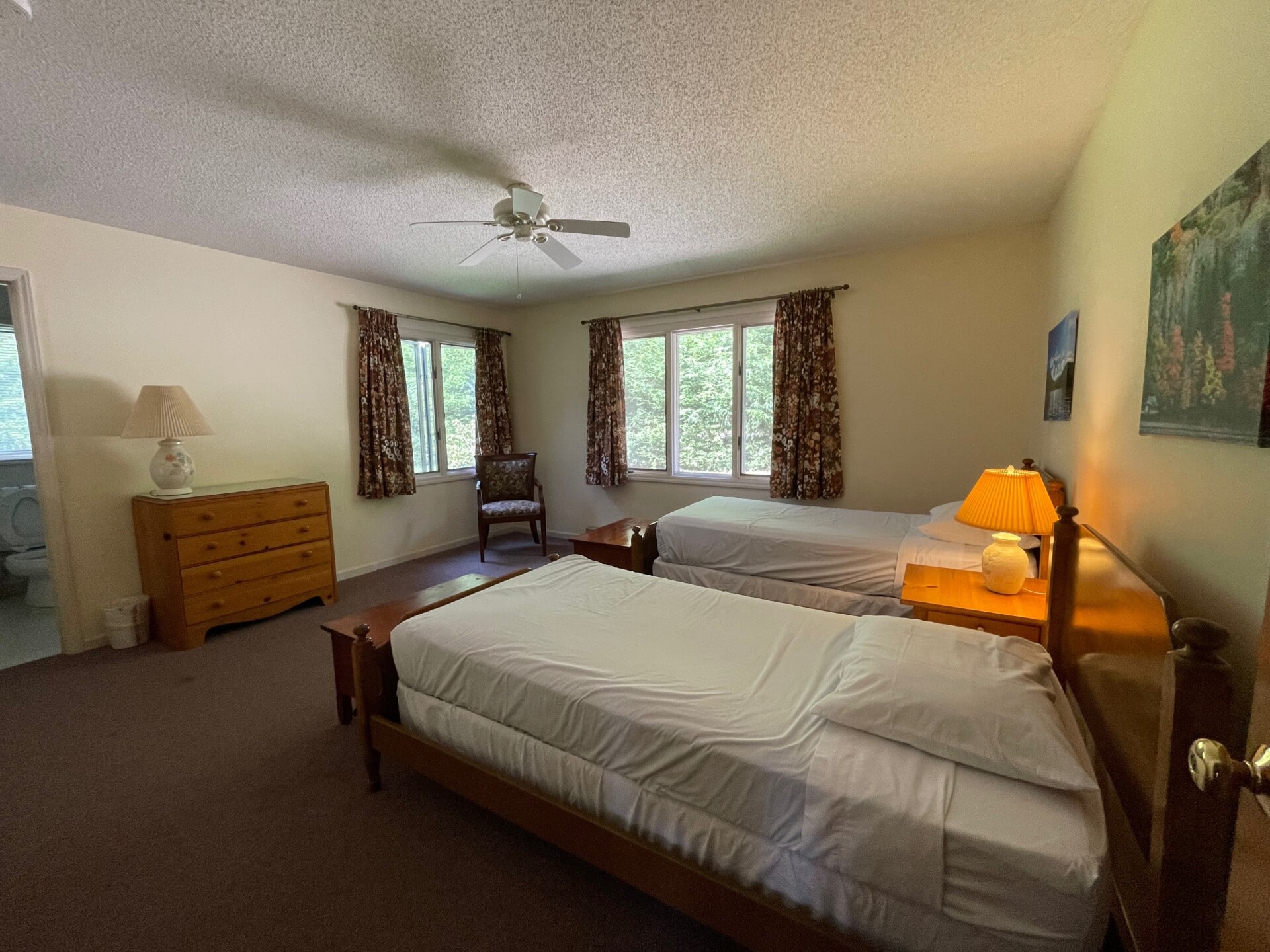Sunburst rental cabin at Lake Logan bedroom with twin beds